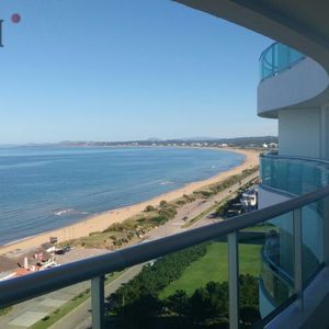Alquiler Temporario De Apartamento En Torre Premiun Sobre Playa Mansa De Tres Dormitorios