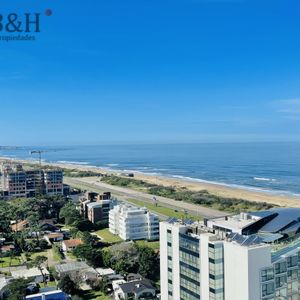 Apartamento Piso Alto Con Vista De 3 Dormitorios Y Parrillero En Playa Brava, Punta Del Este