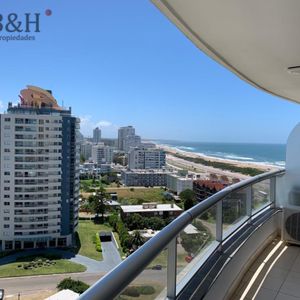 Alquiler De Apartamento De 3 Dormitorios En Punta Del Este.-