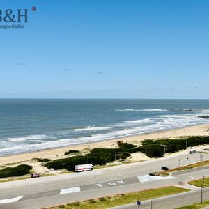 Venta De Apartamento Con Vista Al Mar Y Muy Luminoso De 2 Dormitorios Con 2 Baños, Playa Brava Aidy Grill, Punta Del Este