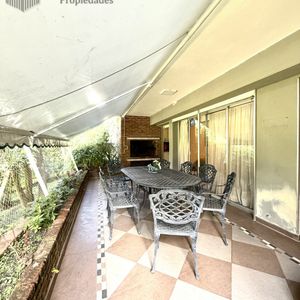 Apartamento En Venta Playa Mansa De 4 Dormitorios Y Amplia Terraza Con Parrillero Propio