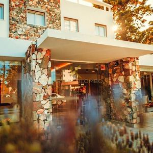 Oportunidad Estratégica En Punta Del Este: Edificio Polifuncional A Metros De Punta Shopping