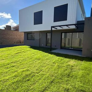 Estrená Con Gran Jardín