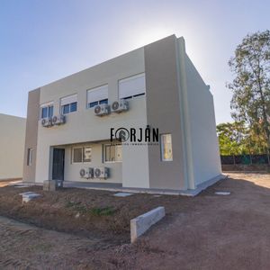 Casa En Venta C/ Cochera En Solymar
