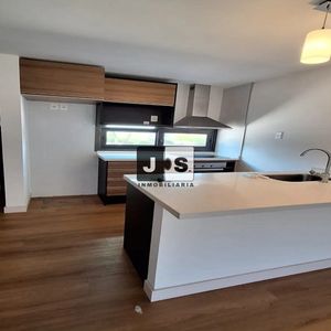 Casa En Alquiler C/ Cochera En Parque Miramar