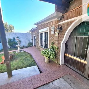 Casa En Venta C/ Cochera En Cerro