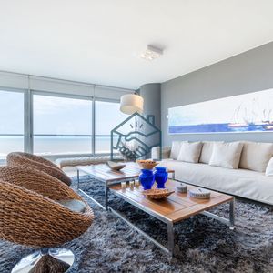 Moderno Apartamento Sobre Playa Brava En Torre Le Parc, Cuenta Con Dos Dormitorios Más Dependencia De Servicio. Punta Del Este