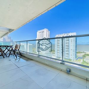 Apartamento De 2 Dormitorios, Vista Al Mar Y Parrillero En Playa Mansa, Venta