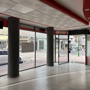Local Comercial Con Excelente Exposición En Pleno Centro De Montevideo - En Alquiler