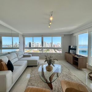 Apartamento En Venta De Tres Dormitorios Y Servicio En Playa Mansa
