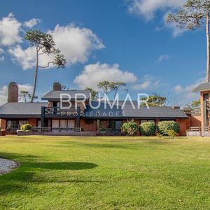 Venta Casa En Pinares De 8 Dormitorios.