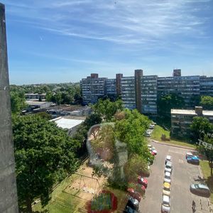 Apartamento En Alquiler De 3 Dormitorios C/ Cochera En Malvin Norte