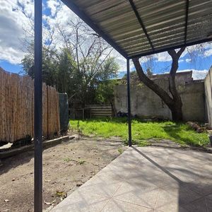 Alquiler Casa 1 Dormitorio Con Jardín En Lezica.