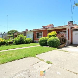 Venta De 2 Casas En Un Mismo Padrón 4 Dormitorios En Carrasco Norte