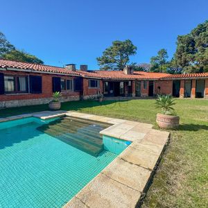 Venta De Casa En Carrasco Sur Con Piscina Y Cuatro Garajes