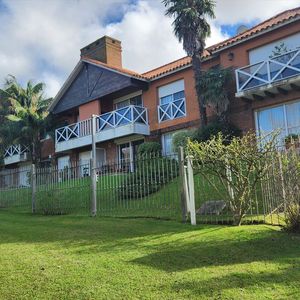 Apartamento En Carrasco Sur De 2 Dormitorios, 2 B, Jardín. 2 Gges. Vig.24 Hrs.