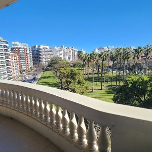 Apartamento A La Venta De 3 Dormitorios. Vistas A Villa Biarritz.