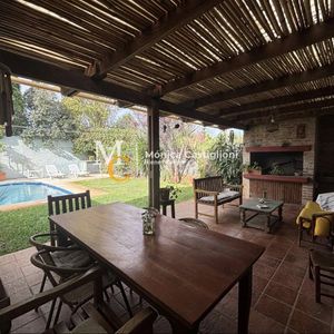 Casa En Alquiler De 3 Dormitorios En Parque Miramar. Jardin Y Piscina.