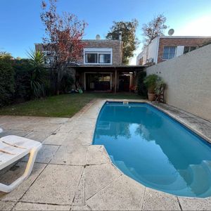 Casa En Alquiler De 3 Dormitorios En Parque Miramar. Jardin Y Piscina.