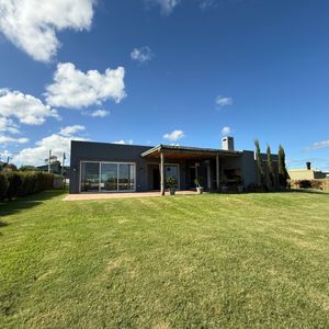 Casa En Venta De 3 Dormitorios C/ Cochera En La Tahona