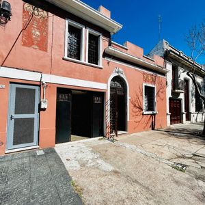 Casa En Venta De Tres Dormitorios C/ Cochera Jacinto Vera