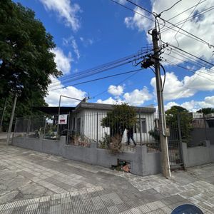 Casa En Venta  3 Dormitorios C/ Cochera En Cerrito