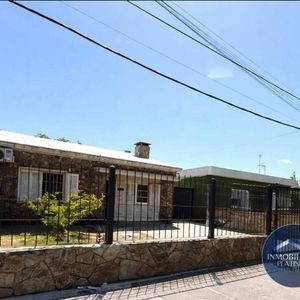 Casa En Venta C/ Cochera En Flor De Maroñas