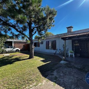 Casa En Venta C/ Cochera En Solymar