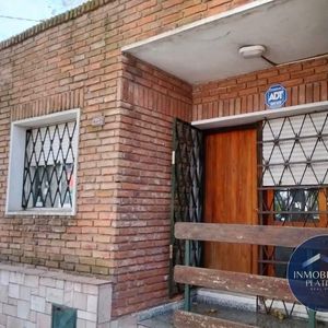 Casa En Venta C/ Cochera En La Comercial