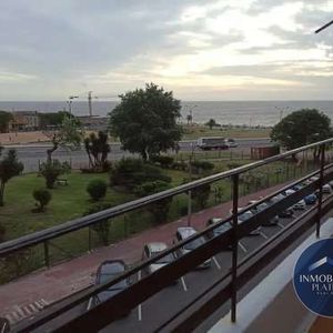 Apartamento En Alquiler 2 Dormitorios Centro Sur, Con Balcón Y Vista A La Rambla