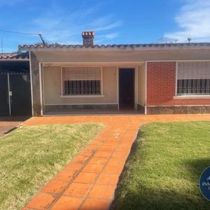 Casa En Venta C/ Cochera En Lezica