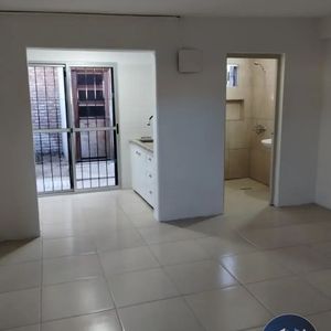 Casa 1 Dormitorio En Alquiler C/cochera En Solymar