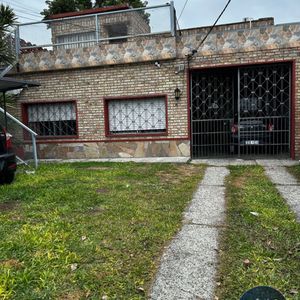 Casa En Venta C/ Cochera En Jardines Hipódromo