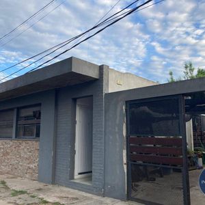 Casa En Alquiler C/ Cochera En Jacinto Vera