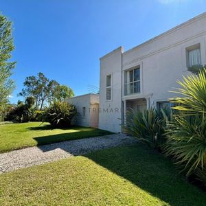 Vende Casa De 4 Dormitorios En Golf, Punta Del Este Con Piscina