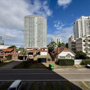 Apartamento En Venta En Edificio Cap Bretón  Av. Roosevelt Y Av. Biarritz