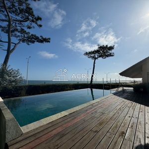 Excelente Chalet Sobre Primera Línea Con Vista  Directa Al Mar