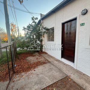 Casa De 1 Dormitorio Y Medio, Con Patio. A Pocas Cuadras Del Centro De Maldonado.