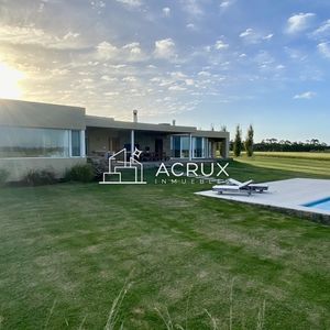 Preciosa Casa En Construccion Tradicional 3 Dormitorios En Barrio Privado Laguna De Los Cisnes
