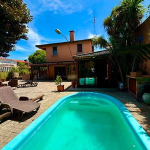 Venta Casa Esquina Con Piscina, Parque Batlle, Acepta Banco