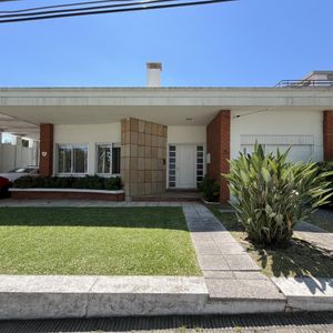 Casa Amoblada Con Vista Al Rio- 4 Dormitorios, 2 Cocheras, Jardin, Parrillero