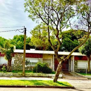 Venta 2 Casas En Peñarol,717 M2,multiples Garajes.3 Dormitorios, Parrillero