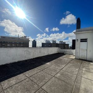 Venta Centro 2 Dormitorios, Terraza 48m² Vista Bahía. Bajos Gastos. Acepta Banco