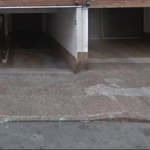 Garage En Venta Tres Cruces  A Metros Del Shopping, Fijo Y Cómodo