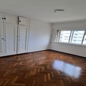 3 Dormitorios 2 Baños, Patio Y 123m2 En Piso Alto, Centro