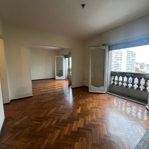Centro 136m2 | 3 Dormitorios + Servicio | Estufa A Leña | A Mts De Libertador
