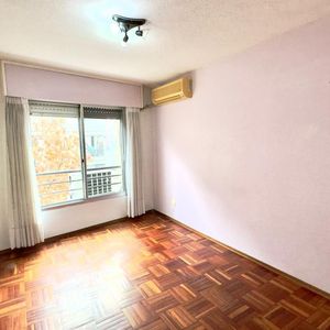 Venta, Centro,a Pasos De La Imm, 2 Dormitorios, Al Frente, Restan Cuotas A  Anv