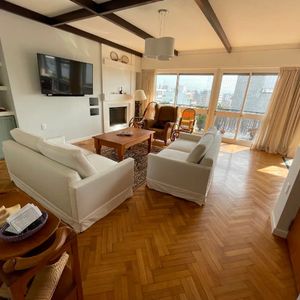 Venta Apartamento Punta Carretas/ 4 Dormitorios/ 4 Baños/ Estufa Leña / Terraza
