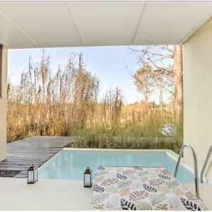 Hotel En Lugar Exclusivo De Jose Ignacio Con 17 Habitaciones , 1599 Mt2.