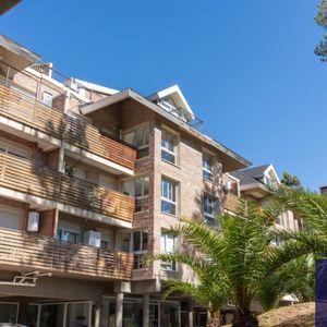 Apartamento En Alquiler De 3 Dormitorios C/ Patio Y Cochera En Haras Del Lago